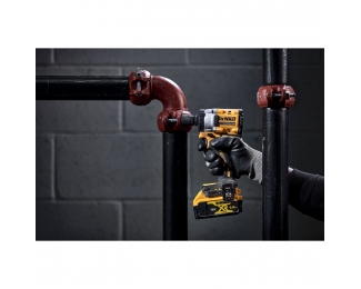 Llave de impacto 1/2" 18V con 2 baterías 5Ah y cargador Dewalt DCF921P2T-QW