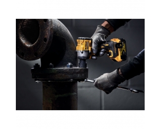 Llave de impacto 1/2" 18V con 2 baterías 5Ah y cargador Dewalt DCF921P2T-QW