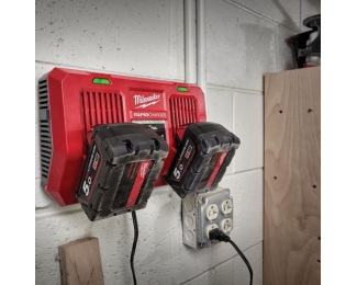 Cargador rápido doble puerto M18 Milwaukee M18DFC