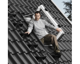 Ventana salida a cubierta Velux GXLA 2070 bisagra izquierda vista desde el exterior