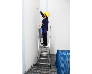 Escalera con peldaño ancho y guarda-cuerpos perimetral Svelt Telefly Light