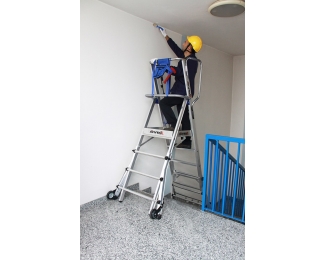 Escalera con peldaño ancho y guarda-cuerpos perimetral Svelt Telefly Light