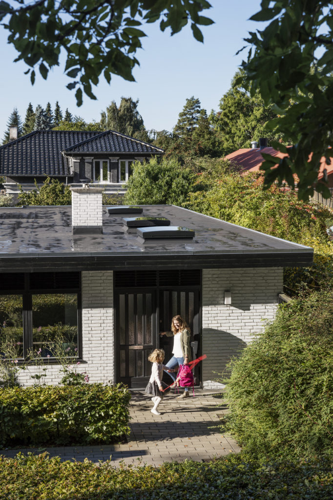 Fachada exterior de casa con ventanas de cubiertas planas