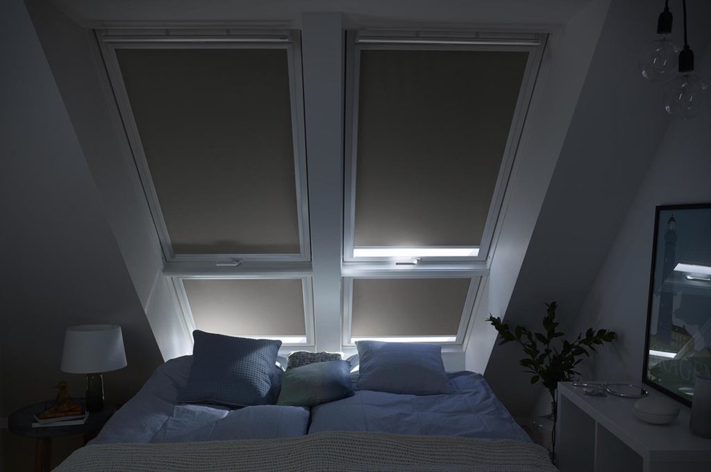 Cortinas opacas VELUX en dormitorios.