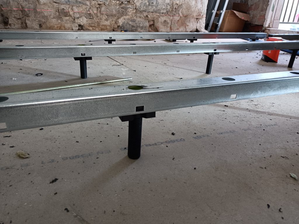 Instalación de suelo flotante Granabs en obra de rehabilitación