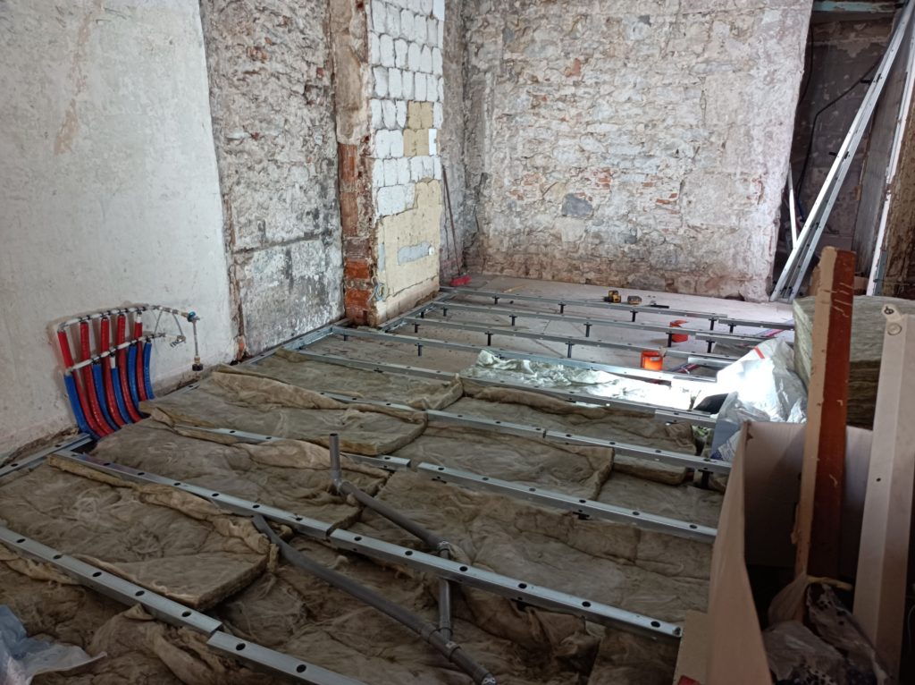 Segundo soporte de nivelado con suelo flotante Granabs en obra de edificio antiguo.