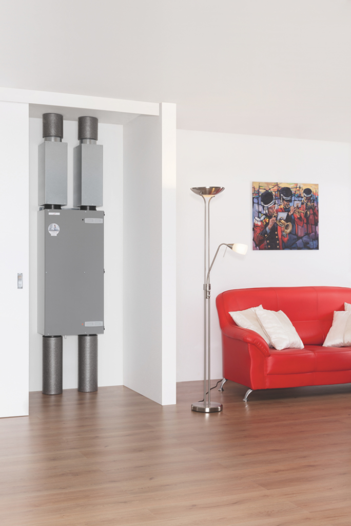 Sistema de ventilación mecánica Zehnder Comfoair 200 instalado en armario