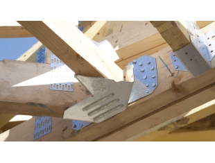 Pletinas, escuadras y tornillos de ensamblaje